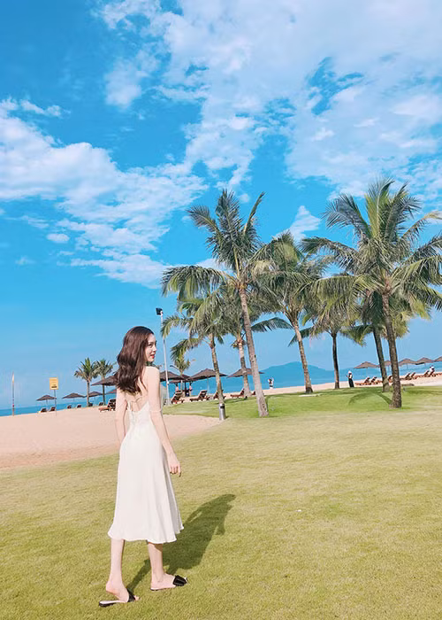 Ninh Dương Lan Ngọc khoe lưng trần gợi cảm.