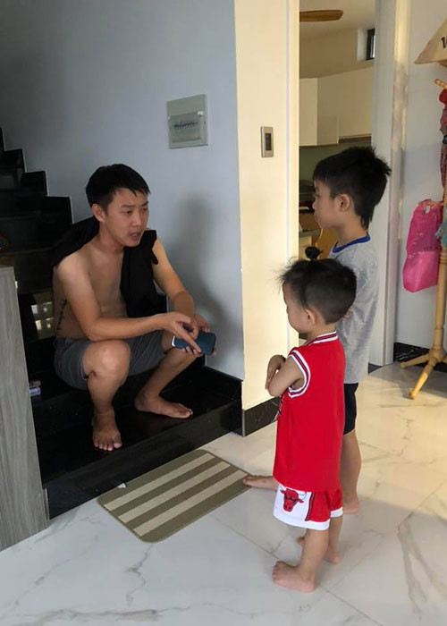 Hình ảnh Minh Trí dạy dỗ hai cậu con trai khá tinh nghịch, hiếu động.
