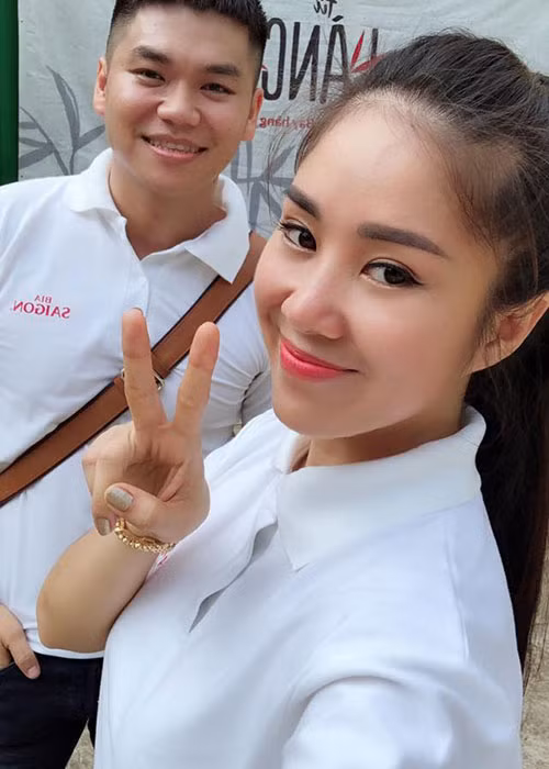 Cặp đôi sao Việt Trung Kiên - Lê Phương đi làm từ thiện.