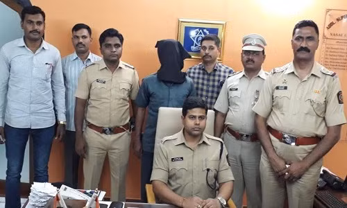 Hung thủ (trùm đầu) bị bắt giữ tại cơ quan cảnh sát.