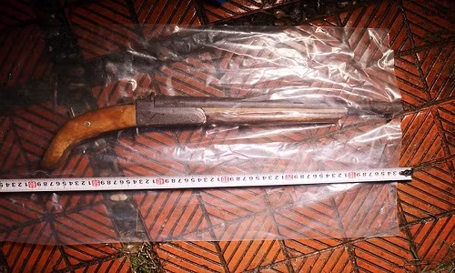 Khẩu súng thu giữ tại hiện trường.