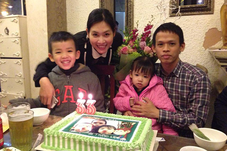 Hà Hương kể có lần đi dạy về muộn, ông xã của cô vẫn hì hụi vào bếp hâm nóng thức ăn chờ vợ ăn cùng.