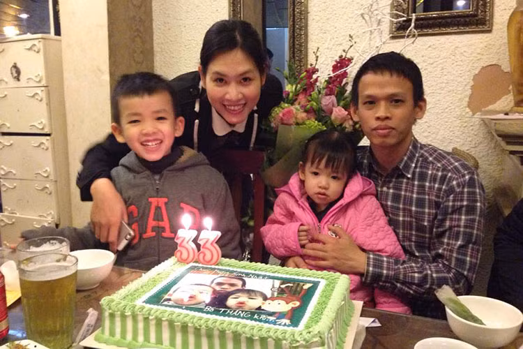 Hà Hương kể có lần đi dạy về muộn, ông xã của cô vẫn hì hụi vào bếp hâm nóng thức ăn chờ vợ ăn cùng.