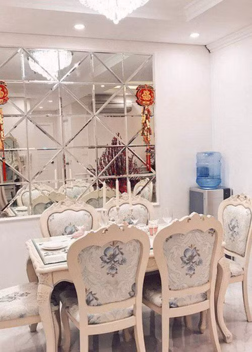 Khu vực bàn ăn được đặt gần phòng khách.