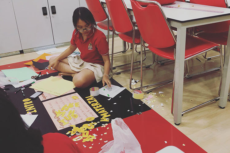 Phương Mỹ Chi học ở trường quốc tế sau khi đoạt giải á quân Giọng hát Việt nhí 2013. Giọng ca nhí từng khoe bảng điểm học tập toàn điểm giỏi khiến nhiều người ngạc nhiên.