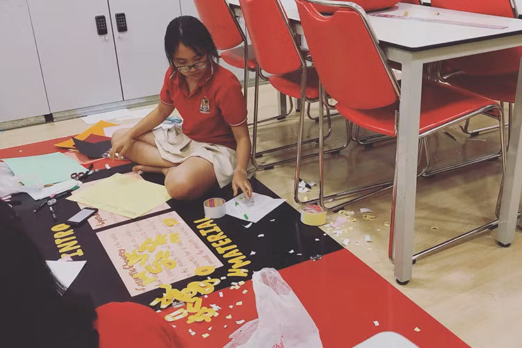 Phương Mỹ Chi học ở trường quốc tế sau khi đoạt giải á quân Giọng hát Việt nhí 2013. Giọng ca nhí từng khoe bảng điểm học tập toàn điểm giỏi khiến nhiều người ngạc nhiên.