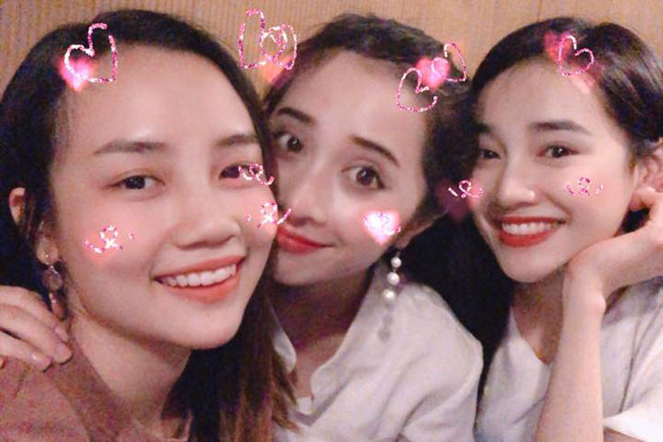 Nhã Phương đón tuổi 28 bên gia đình và bạn bè thân thiết mà vắng bóng bạn trai - danh hài Trường Giang. Ảnh: FBNV