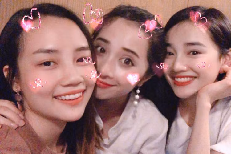 Nhã Phương đón tuổi 28 bên gia đình và bạn bè thân thiết mà vắng bóng bạn trai - danh hài Trường Giang. Ảnh: FBNV