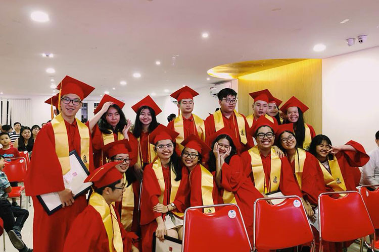 Tuy nhiên, sự thật là Phương Mỹ Chi luôn chăm chỉ học tập. Khi đi lưu diễn, giọng ca nhí thậm chí vẫn mang theo sách vở để ôn bài và nhờ bạn bè chép bài hộ.