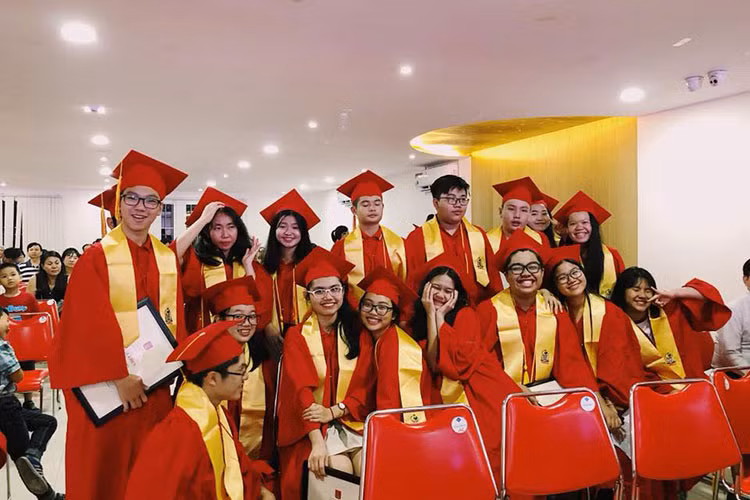 Tuy nhiên, sự thật là Phương Mỹ Chi luôn chăm chỉ học tập. Khi đi lưu diễn, giọng ca nhí thậm chí vẫn mang theo sách vở để ôn bài và nhờ bạn bè chép bài hộ.