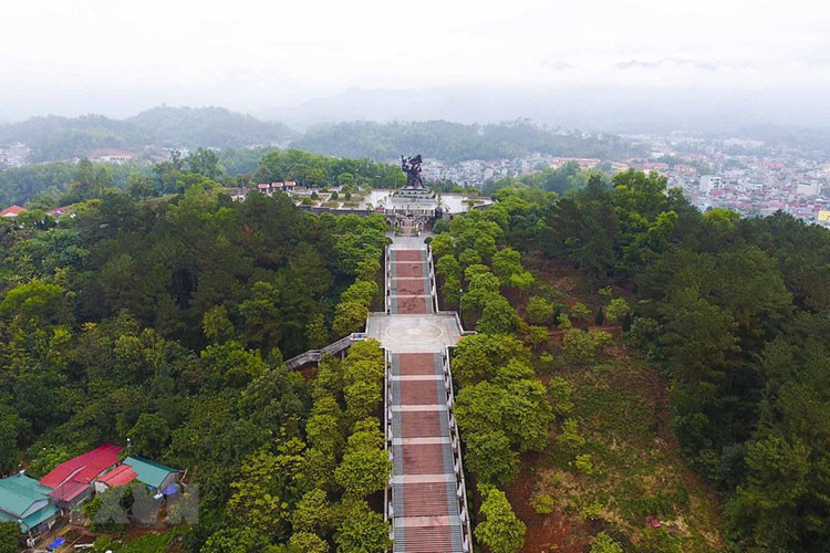 Đồi D, nằm trong cụm Đôminích, gồm 3 ngọn đồi D1, D2, D3, thực dân Pháp lợi dụng địa thế của 3 mỏm đồi này để xây dựng thành vị trí phòng thủ vững chắc, được ví như một lưới lửa tự động để sẵn sàng thiêu cháy đối phương ngay từ ngoài tiền duyên. (Ảnh: Xuân Tiến/TTXVN)