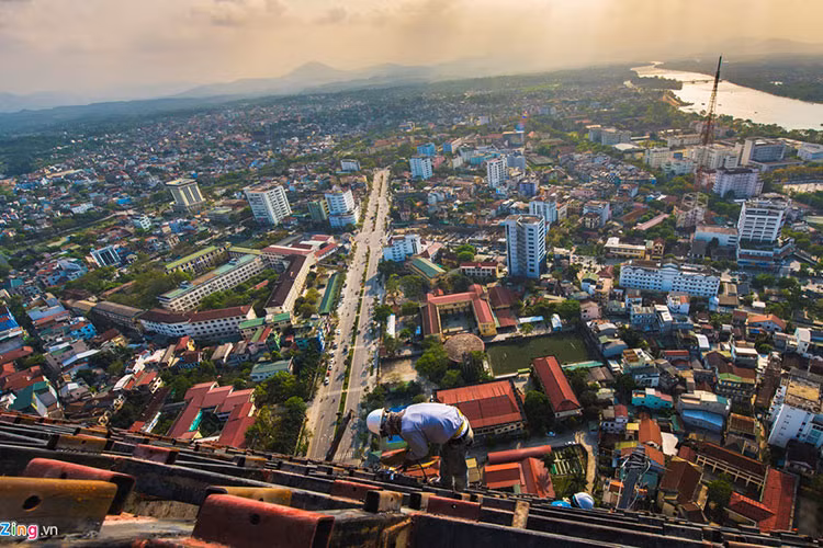 Cầu Phú Xuân và cầu Trường Tiền nhìn từ công trình cao nhất thành phố.