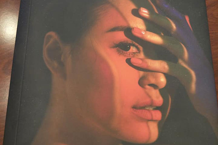 Xuân Bắc tâm sự: “Mình rất cảm phục và yêu mến cô gái này. Thật mạnh mẽ và mình tin có tới 90% những người từng ném đá cô ấy bằng những lời lẽ đầy hằn học, phán xét đều không thể bằng cô ấy. Chúc em thành công hơn nữa nhé Vàng Anh - Phượng Hoàng!”.