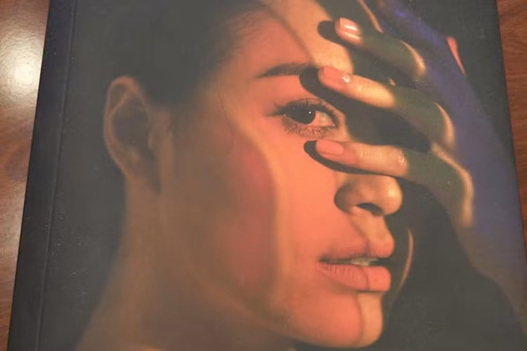 Xuân Bắc tâm sự: “Mình rất cảm phục và yêu mến cô gái này. Thật mạnh mẽ và mình tin có tới 90% những người từng ném đá cô ấy bằng những lời lẽ đầy hằn học, phán xét đều không thể bằng cô ấy. Chúc em thành công hơn nữa nhé Vàng Anh - Phượng Hoàng!”.