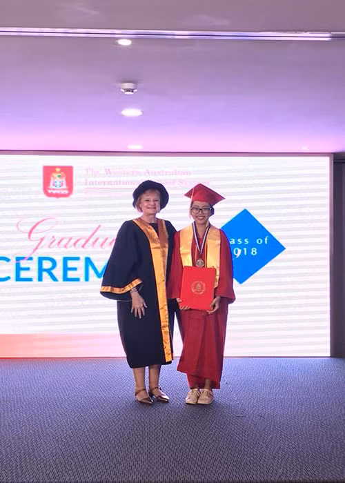 Hình ảnh Phương Mỹ Chi trong ngày tốt nghiệp bên thầy cô.