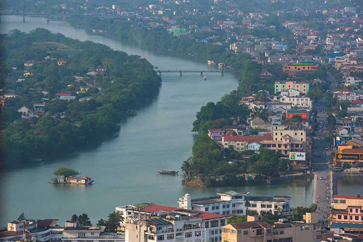 Cồn Hến nhìn từ trên cao. Đây là cồn nhỏ được phù sa bồi lấp ở giữa sông Hương, phía bên trái Kinh thành Huế. Cồn chia sông Hương chảy qua đoạn này thành hai nhánh. Nhánh phía đông chảy qua phường Vỹ Dạ. Nhánh phía tây chảy qua các phường Phú Cát, Phú Hiệp. Thời xưa, hai khe nước giữa cồn được phù sa sông Hương bồi đắp nên cạn dần, nên có thời cồn Hến được gọi là "xứ cồn cạn".