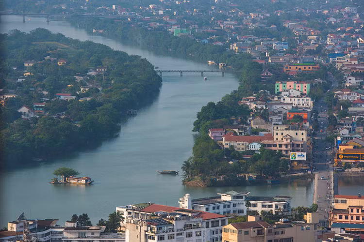 Cồn Hến nhìn từ trên cao. Đây là cồn nhỏ được phù sa bồi lấp ở giữa sông Hương, phía bên trái Kinh thành Huế. Cồn chia sông Hương chảy qua đoạn này thành hai nhánh. Nhánh phía đông chảy qua phường Vỹ Dạ. Nhánh phía tây chảy qua các phường Phú Cát, Phú Hiệp. Thời xưa, hai khe nước giữa cồn được phù sa sông Hương bồi đắp nên cạn dần, nên có thời cồn Hến được gọi là "xứ cồn cạn".