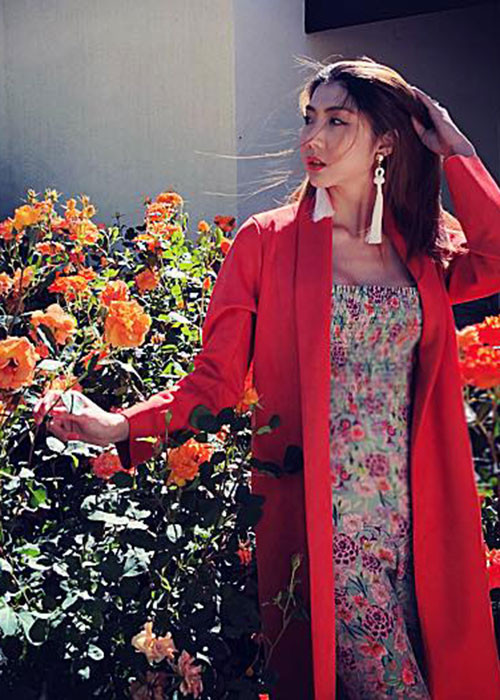 Ngọc Quyên tâm sự: “Và con tim đã vui trở lại, ta nói em cứ lâu lâu lên xuống riết bà con chạy mặt chửi em lắm chiêu trò mà thật thì em cứ nay thế này mai thế khác. Thôi thì giờ em vui rồi cả nhà đừng lo lắng quá”.