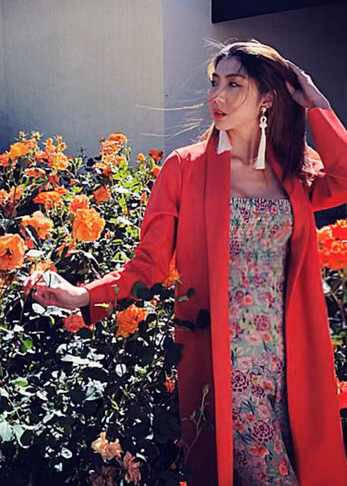 Ngọc Quyên tâm sự: “Và con tim đã vui trở lại, ta nói em cứ lâu lâu lên xuống riết bà con chạy mặt chửi em lắm chiêu trò mà thật thì em cứ nay thế này mai thế khác. Thôi thì giờ em vui rồi cả nhà đừng lo lắng quá”.