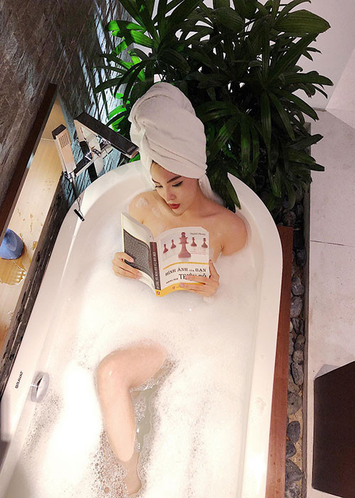 Hình ảnh Kỳ Duyên khoe vẻ gợi cảm trong bồn tắm được chia sẻ gần đây khiến cư dân mạng chú ý.