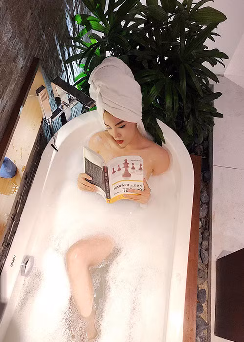 Hình ảnh Kỳ Duyên khoe vẻ gợi cảm trong bồn tắm được chia sẻ gần đây khiến cư dân mạng chú ý.