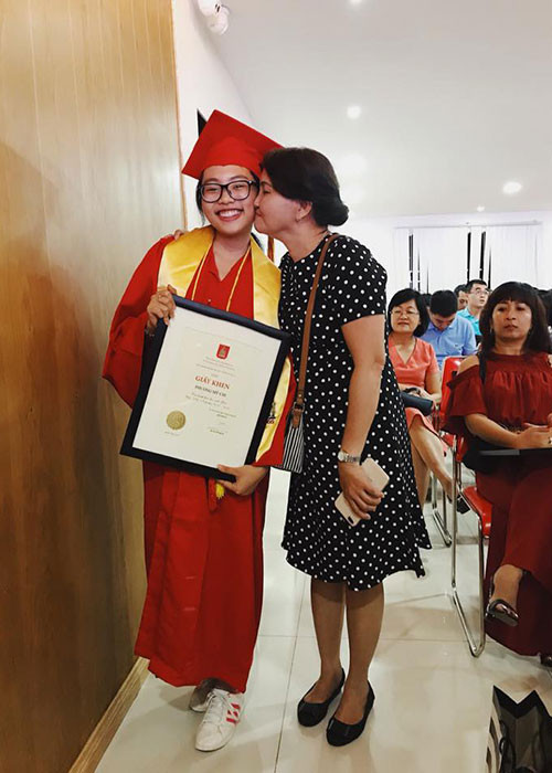 Mẹ của Phương Mỹ Chi hôn má chúc mừng con gái đã tốt nghiệp.