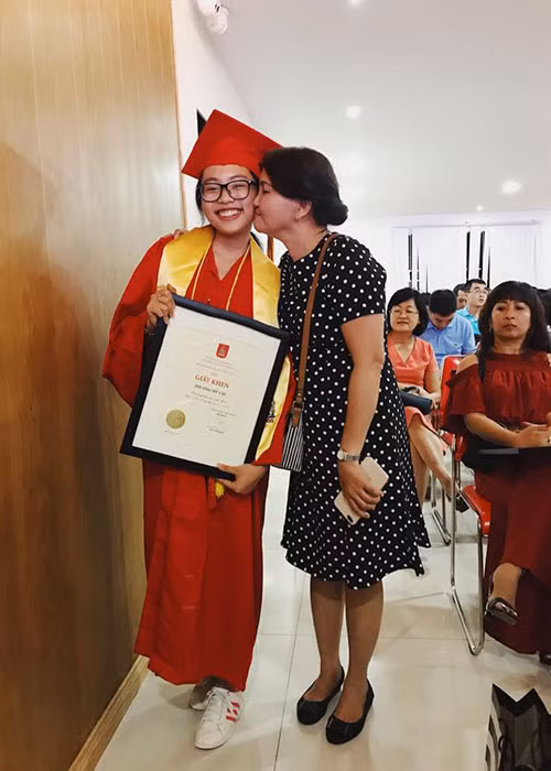 Mẹ của Phương Mỹ Chi hôn má chúc mừng con gái đã tốt nghiệp.