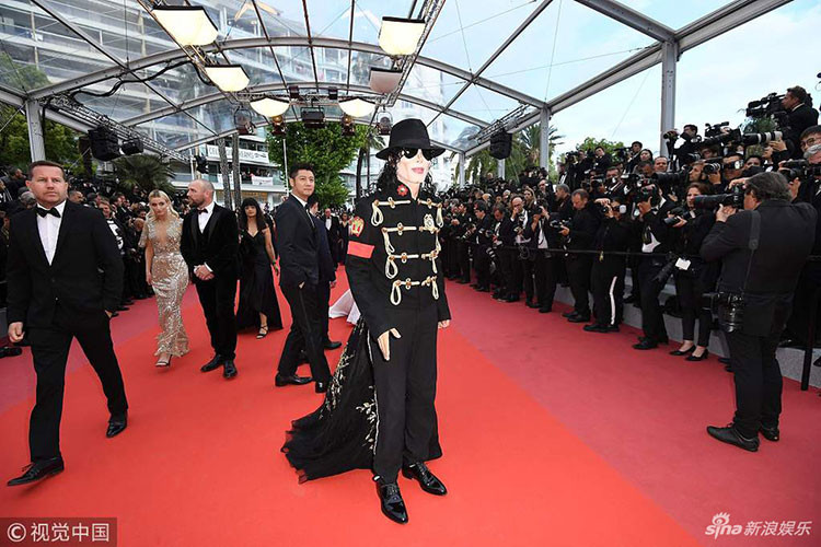 Không chỉ ăn mặc giống Michael Jackson, người nghệ sĩ vô danh này còn bắt chước những cử chỉ, vũ đạo của nam ca sĩ quá cố.