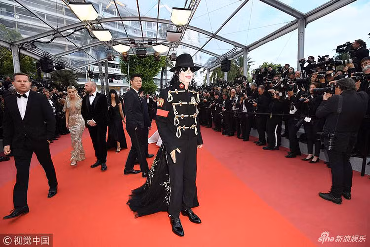 Không chỉ ăn mặc giống Michael Jackson, người nghệ sĩ vô danh này còn bắt chước những cử chỉ, vũ đạo của nam ca sĩ quá cố.