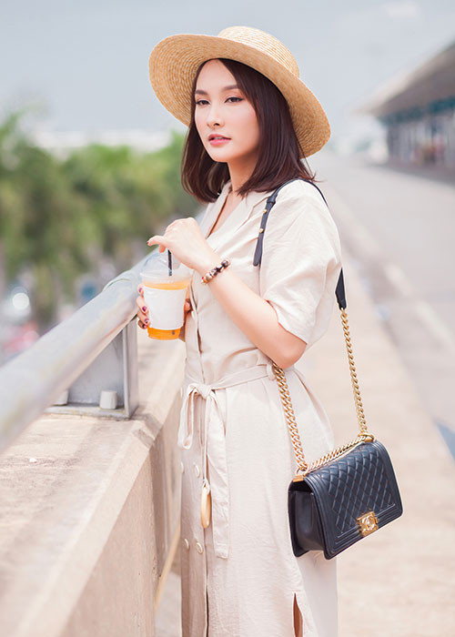 Xuất hiện tại sân bay ở TP HCM, nữ diễn viên phim “Sống chung với mẹ chồng” diện trang phục trẻ trung.