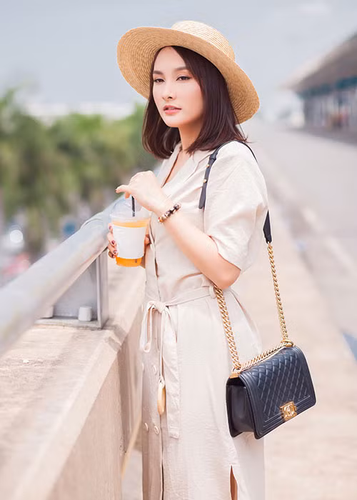 Xuất hiện tại sân bay ở TP HCM, nữ diễn viên phim “Sống chung với mẹ chồng” diện trang phục trẻ trung.