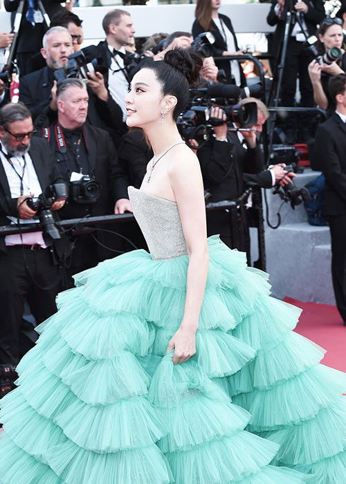 Hình ảnh Phạm Băng Băng bước trên thảm đỏ.