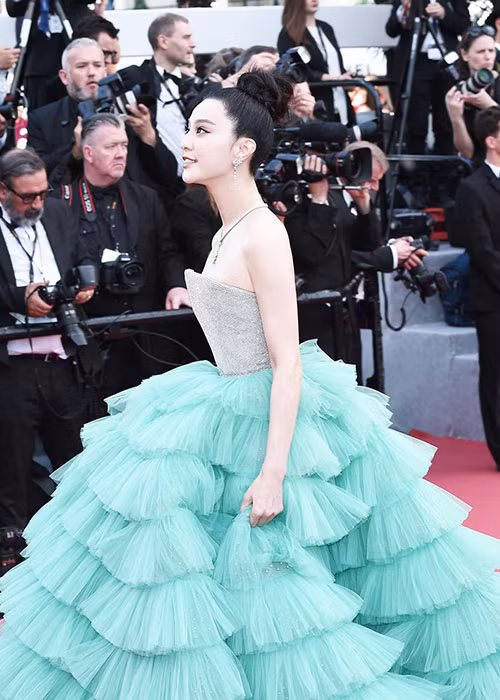 Hình ảnh Phạm Băng Băng bước trên thảm đỏ.