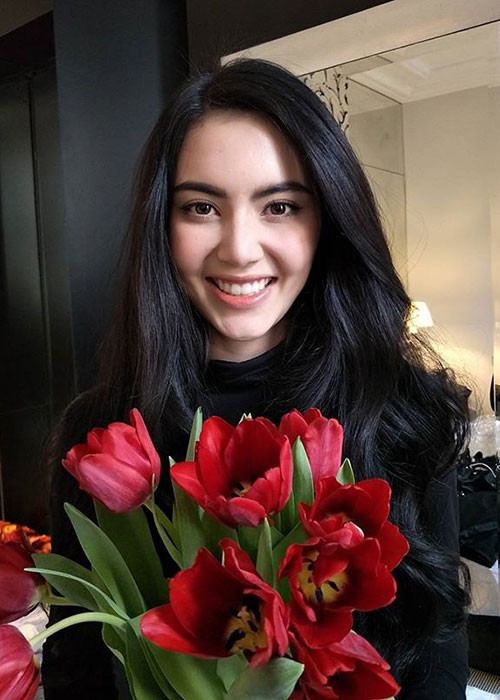 Hình ảnh Mai Davika đẹp rạng rỡ dù không trang điểm quá kỹ lưỡng, mặc trang phục lộng lẫy.