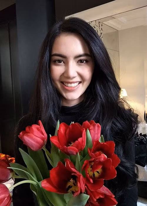 Hình ảnh Mai Davika đẹp rạng rỡ dù không trang điểm quá kỹ lưỡng, mặc trang phục lộng lẫy.