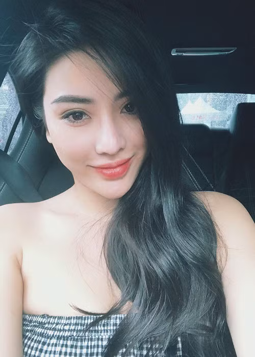 Tại cuộc thi Hoa hậu Hoàn vũ Việt Nam 2017, Giáng Ngọc sớm dừng chân ở vòng bình chọn online.