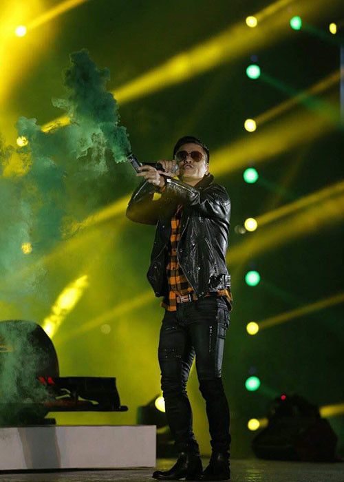 Tuấn Hưng tâm sự: “Dù bạn có giỏi đến đâu mà chỉ cô độc 1 mình thì cuộc đời này buồn chán lắm. Tôi đang thấy hạnh phúc vì có nhiều anh em thân bên cạnh mình và nhiều bạn tốt. Vì họ sẽ giúp tôi, chỉ bảo tôi, tạo điều kiện để tôi toả sáng và sáng tạo với những nét vẽ xuất thần cho đời và cho chính sự nghiệp của tôi”.