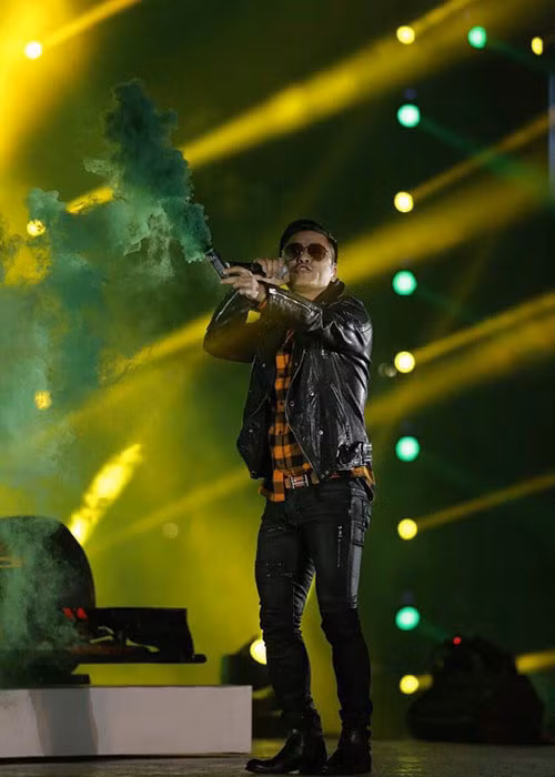 Tuấn Hưng tâm sự: “Dù bạn có giỏi đến đâu mà chỉ cô độc 1 mình thì cuộc đời này buồn chán lắm. Tôi đang thấy hạnh phúc vì có nhiều anh em thân bên cạnh mình và nhiều bạn tốt. Vì họ sẽ giúp tôi, chỉ bảo tôi, tạo điều kiện để tôi toả sáng và sáng tạo với những nét vẽ xuất thần cho đời và cho chính sự nghiệp của tôi”.