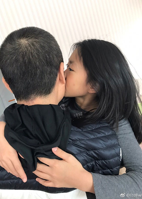 Con gái của Trương Nghệ Mưu rất quấn bố.