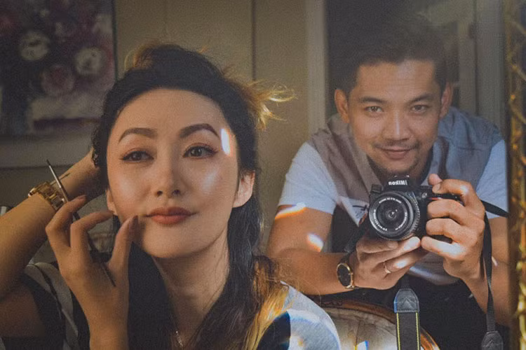 Mai Quốc Việt ghi lại khoảnh khắc bà xã Việt kiều trang điểm.