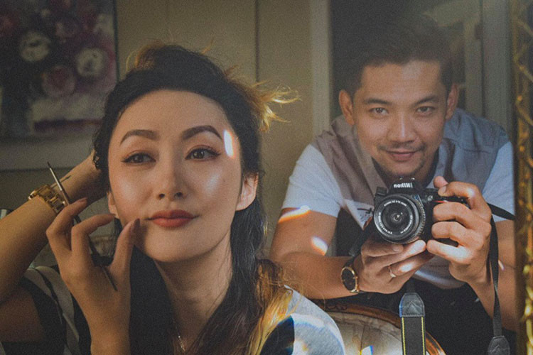 Mai Quốc Việt ghi lại khoảnh khắc bà xã Việt kiều trang điểm.