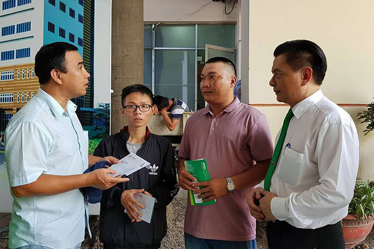 Quyền Linh vừa đến viếng 2 hiệp sĩ tử nạn trong vụ truy đuổi cướp ở Sài Gòn và tới bệnh viện thăm hỏi những hiệp sĩ khác tại phòng cấp cứu.