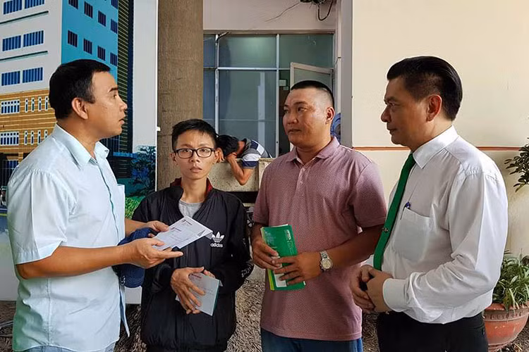 Quyền Linh vừa đến viếng 2 hiệp sĩ tử nạn trong vụ truy đuổi cướp ở Sài Gòn và tới bệnh viện thăm hỏi những hiệp sĩ khác tại phòng cấp cứu.