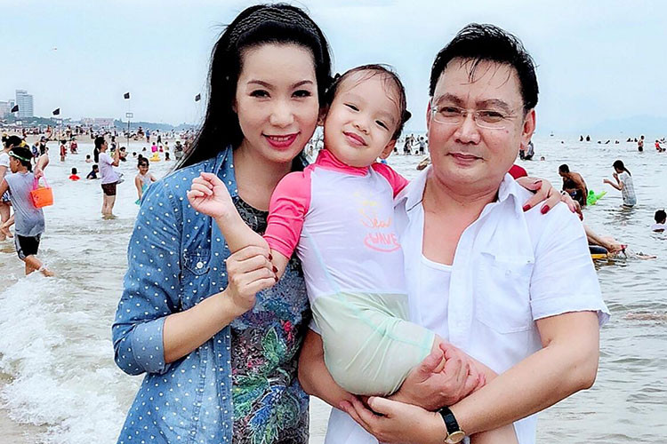 Vợ chồng sao Việt Trịnh Kim Chi đưa hai con gái đi biển.