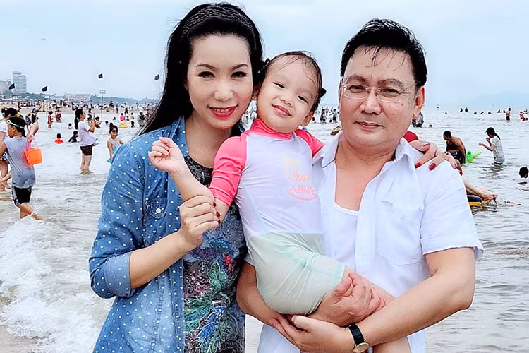 Vợ chồng sao Việt Trịnh Kim Chi đưa hai con gái đi biển.