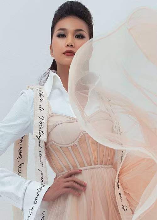 Ngoài kỹ năng catwalk, chân dài sinh năm 1983 còn dày dặn kinh nghiệm diễn xuất và làm giám khảo các cuộc thi. Ảnh: FBNV