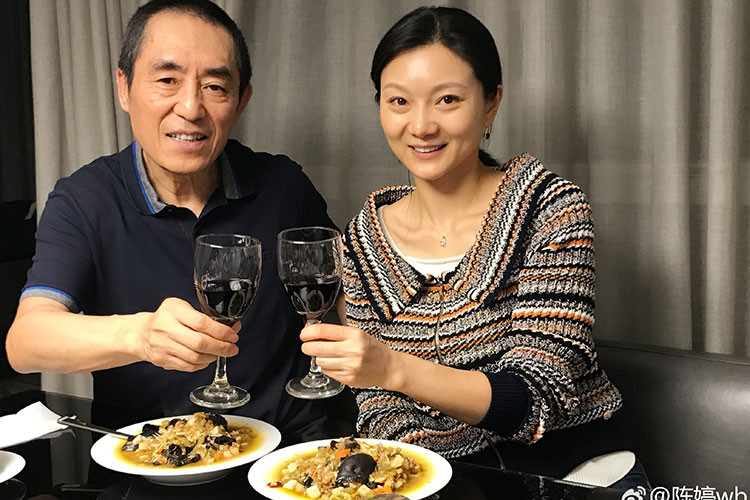 Trương Nghệ Mưu cũng hết mực cưng chiều vợ trẻ.