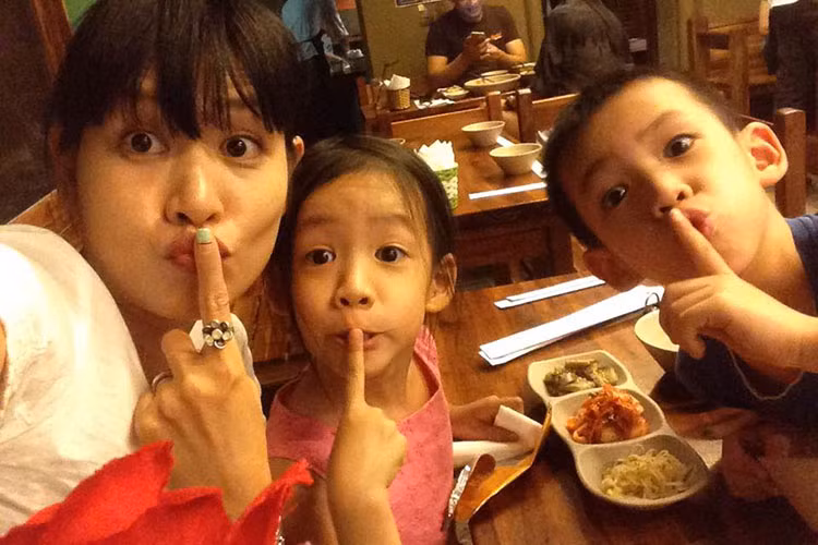 Sau khi bộ phim “Phía trước là bầu trời” hot trở lại sau 17 năm lên sóng, cuộc sống của Hà Hương gây chú ý.