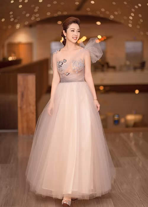 Dù đã trải qua 3 lần sinh nở, Jennifer Phạm vẫn giữ được vóc dáng thon gọn.