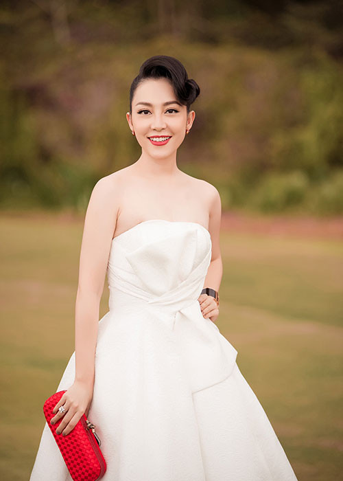 Cũng dự show của Đỗ Mạnh Cường, nghệ sĩ múa Linh Nga khoe vai trần gợi cảm trong chiếc váy dáng xòe cúp ngực.